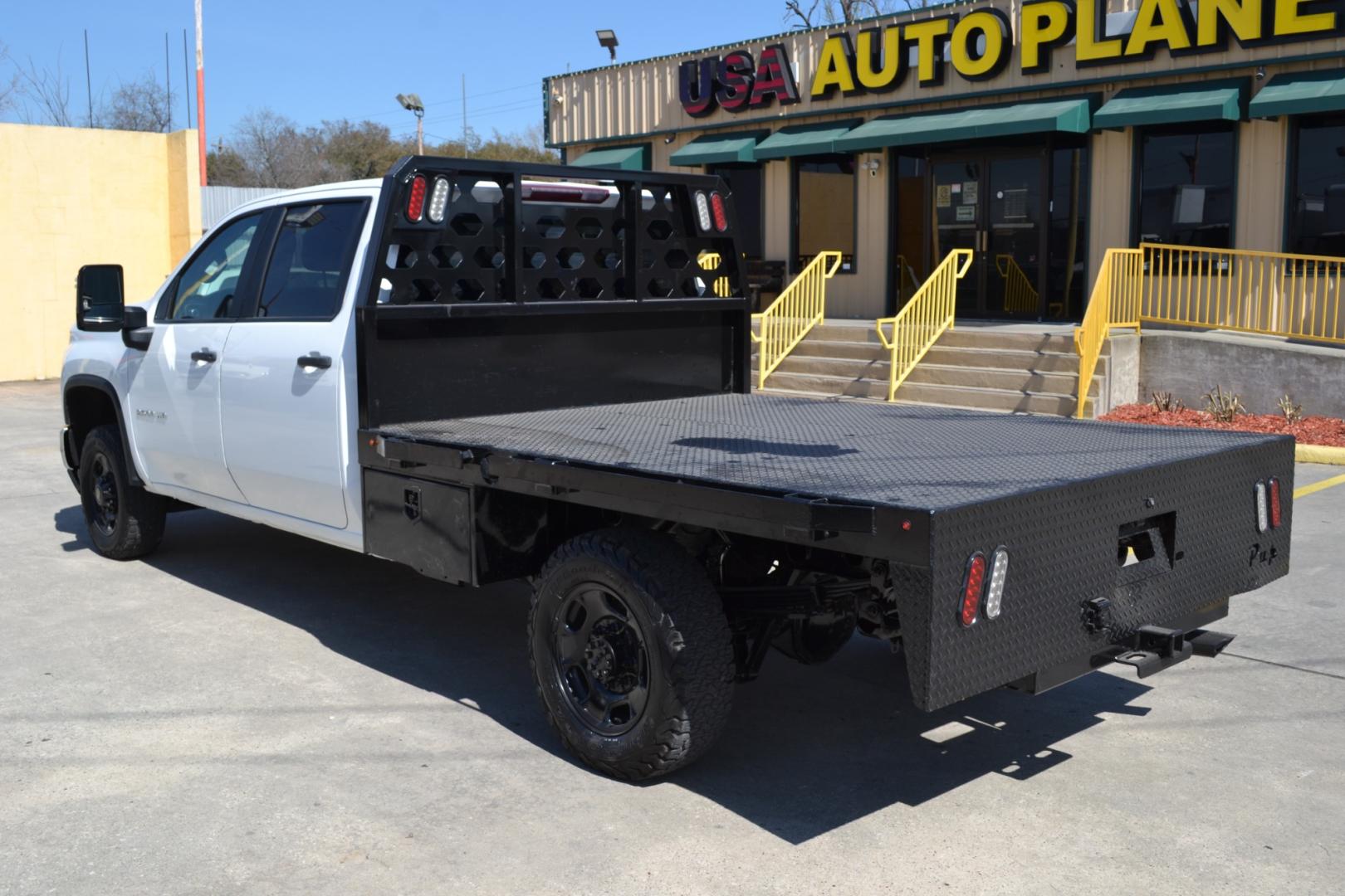 2020 WHITE /BLACK CHEVROLET 2500HD with an V8 6.6L GASOLINE engine, 6SPD AUTOMATIC transmission, located at 9172 North Fwy, Houston, TX, 77037, (713) 910-6868, 29.887470, -95.411903 - Photo#6